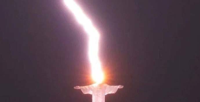 Молния поразила Христа Искупителя: защитит лазер